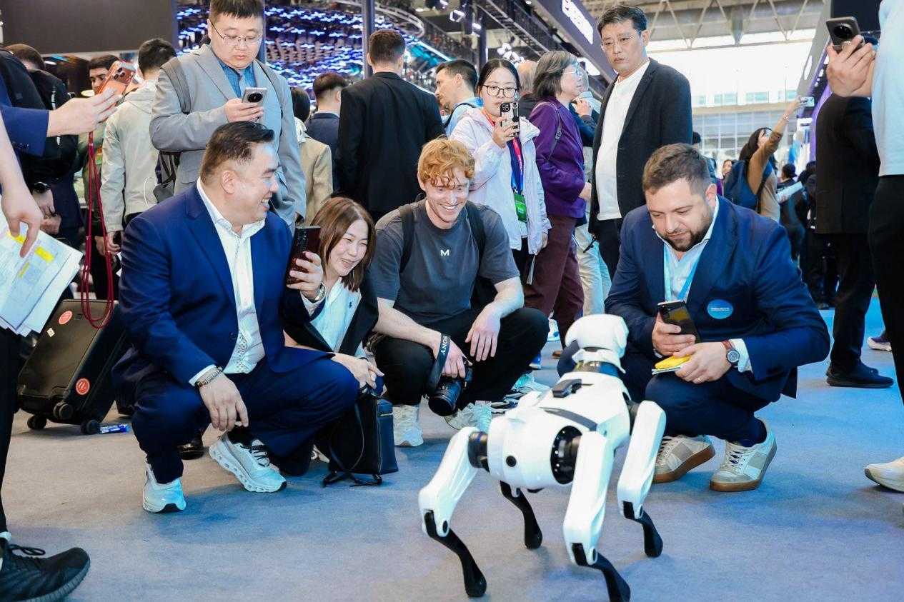 chery-aimoga-robot-kopek-pekin-otomobil-fuari.jpg